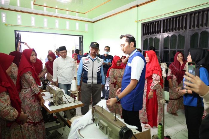 Ketua Fraksi Partai Demokrat DPR RI, Edhie Baskoro Yudhoyono atau Ibas berdialog dengan pelaku UMKM di Desa Baruharjo, Trenggalek, Jatim. 