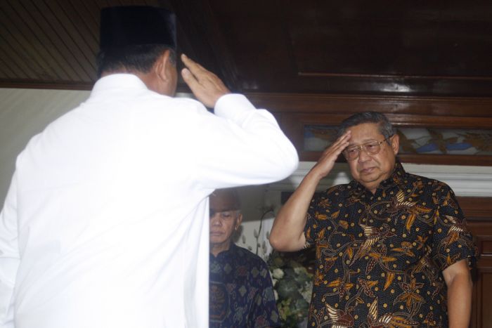 Ketua Umum Partai Gerindra Prabowo Subianto (kiri) memberi hormat kepada Presiden ke-6 RI Susilo Bambang Yudhoyono. 