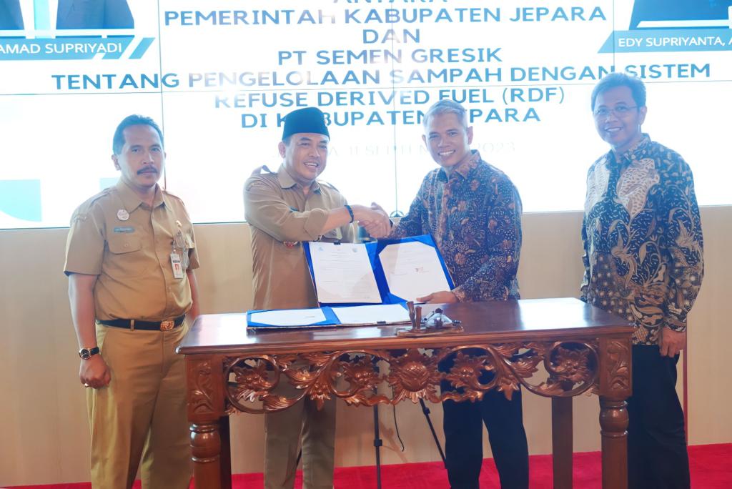 Penandatanganan kerja sama Semen Gresik bersama Pemerintah Kabupaten Jepara soal penanganan sampah.