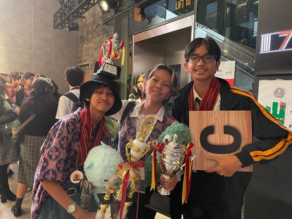 Btari Padma Zamzani, siswi kelas 10 SMA Cikal Amri Setu, (tengah) bersama rekan-rekannya memamerkan medali dan trofi yang didapat. 