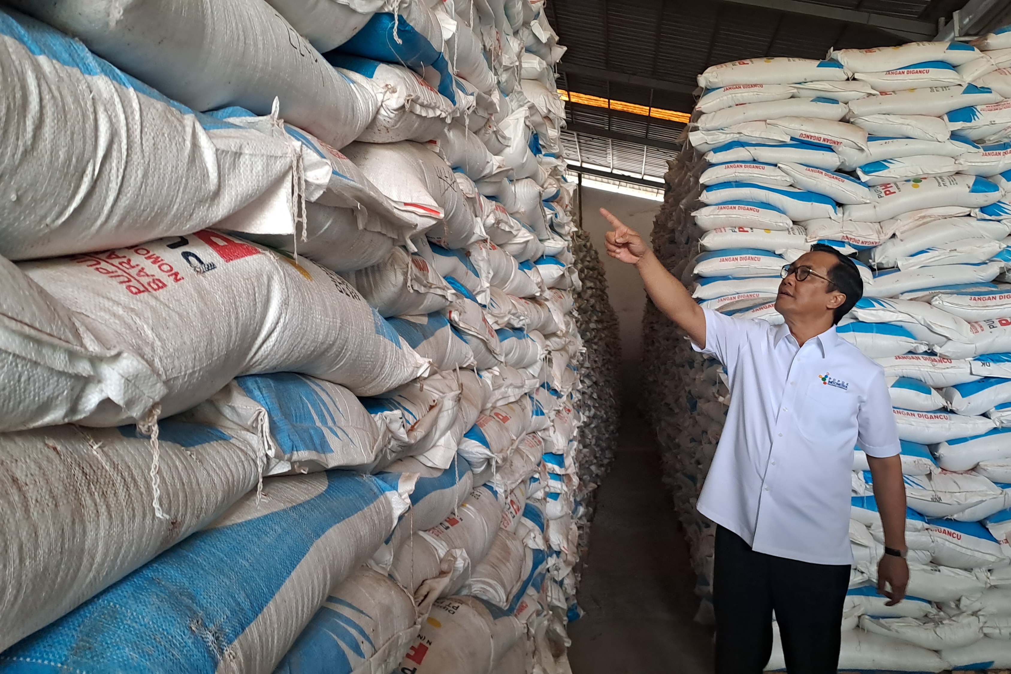 Direktur Produksi Pupuk Indonesia Bob Indiarto meninjau Gudang Lini III Tanjung Api-api, Kabupaten Banyuasin, Sumatra Selatan, Kamis (7/9).