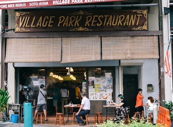 Village Park Restaurant adalah salah satu tempat kuliner menarik di Kuala Lumpur, Malaysia,