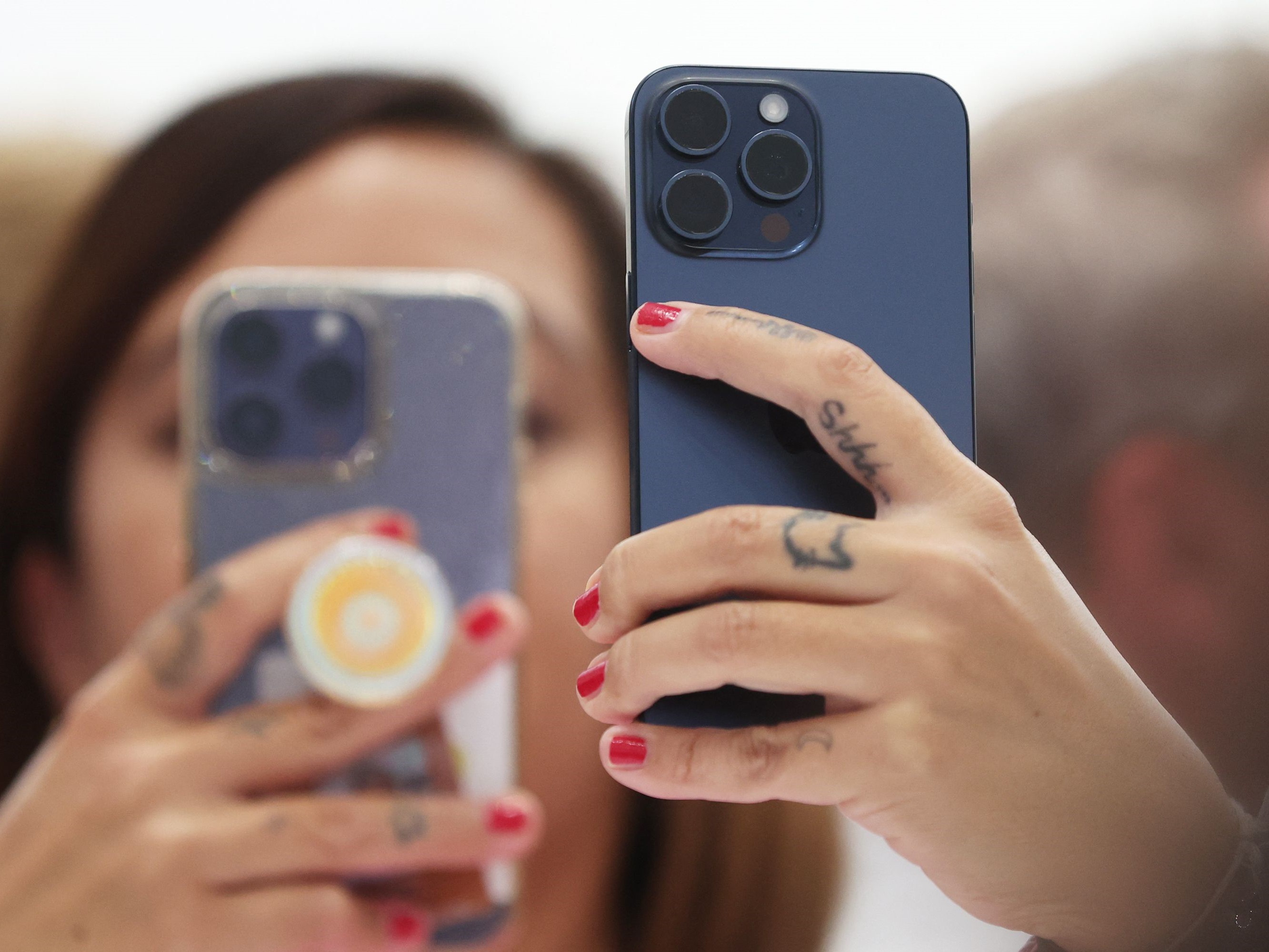 Seorang peserta melihat Apple iPhone 15 Pro baru selama acara Apple pada 12 September 2023 di Cupertino, California.