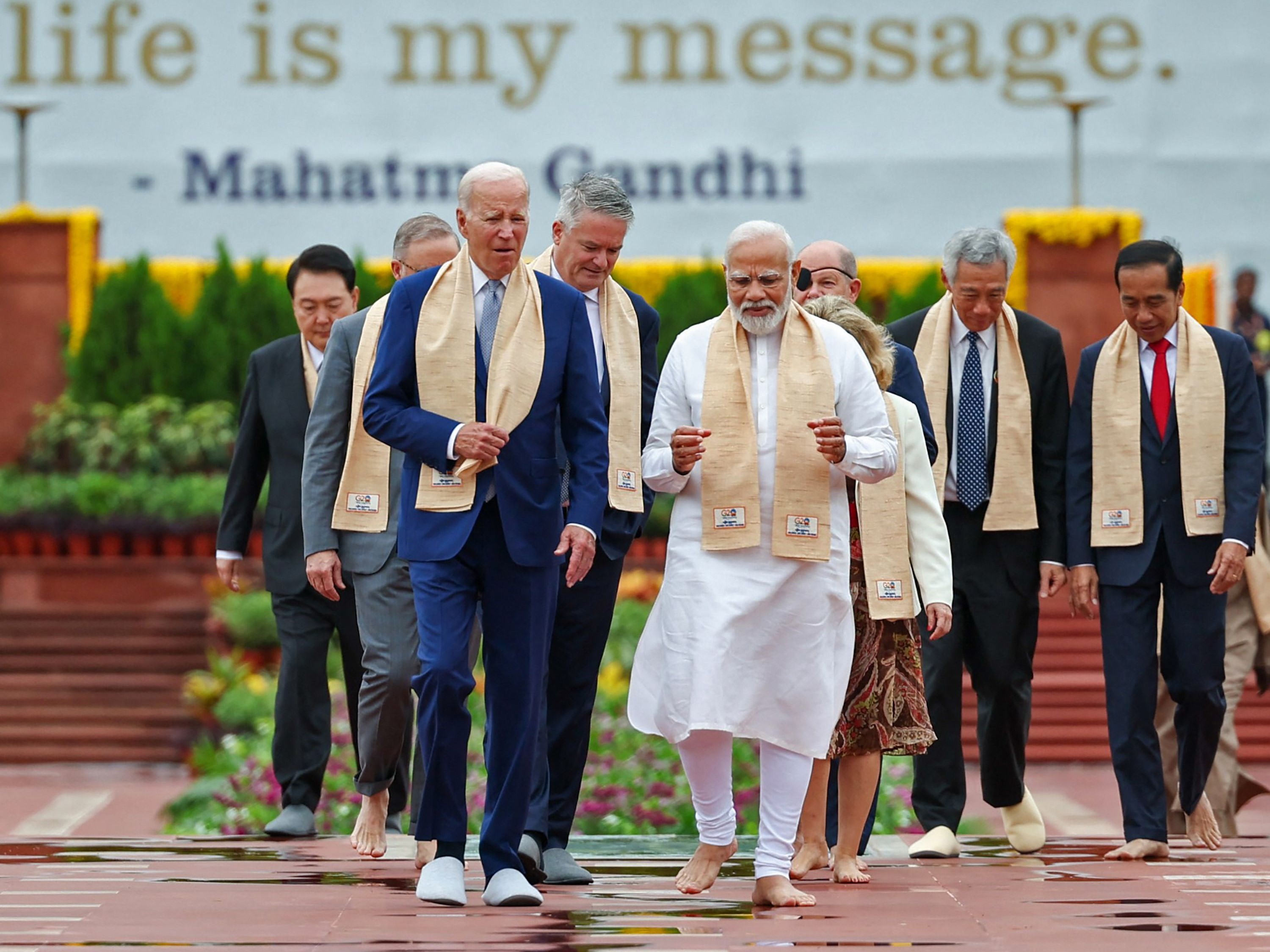 Perdana Menteri India Narendra Modi (tengah) dan Presiden AS Joe Biden (Kiri) beserta para pemimpin dunia, Presiden Jokowi.