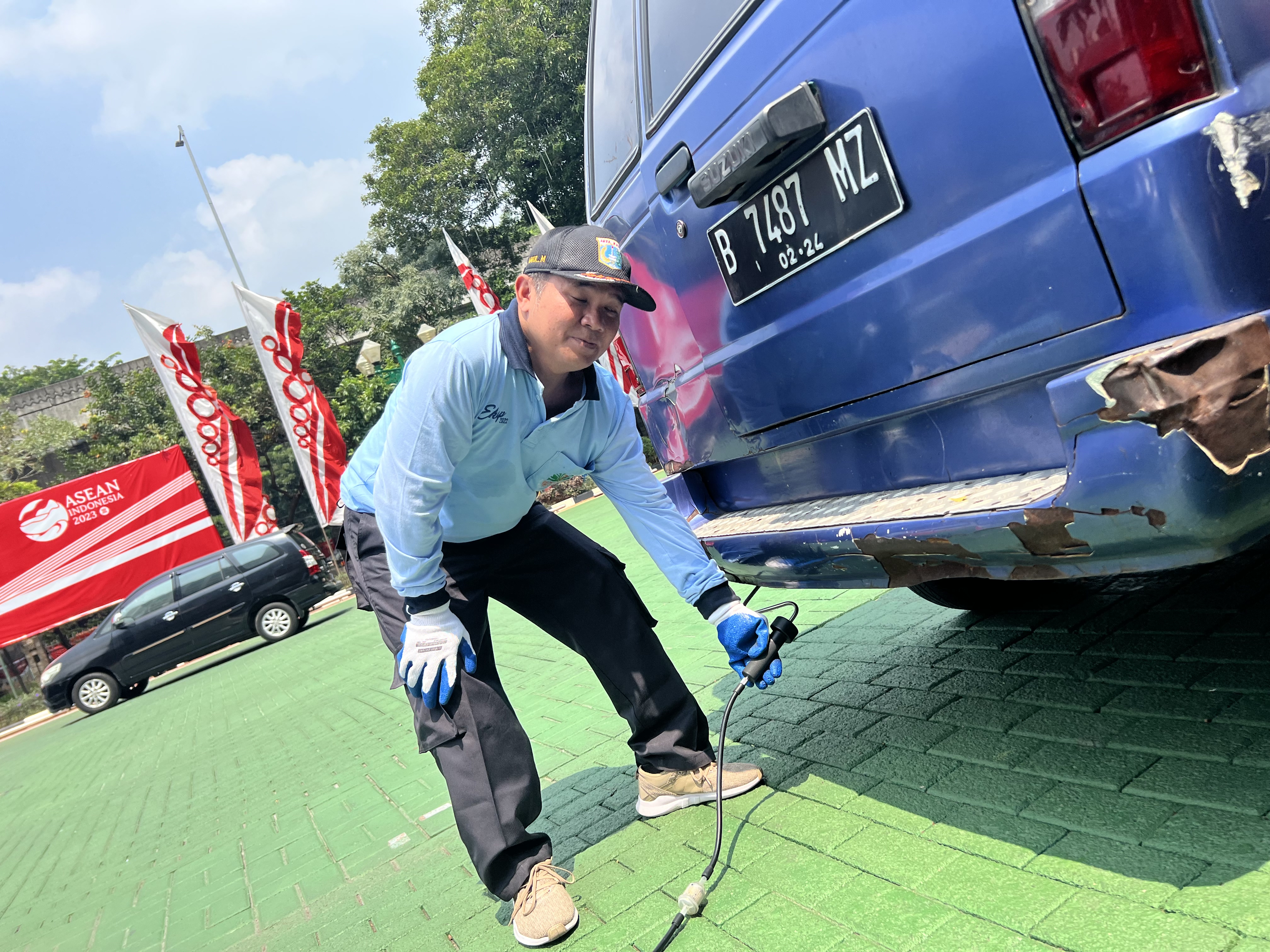 Petugas mengukur emisi gas buang kendaraan roda empat di halaman kantor Wali Kota Jakarta Selatan.