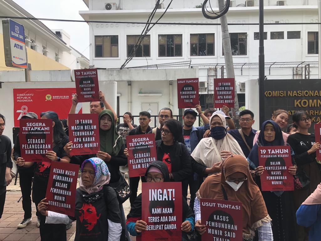 Sejumlah aktivis yng menuntut penuntasan kasus kematian Munir.