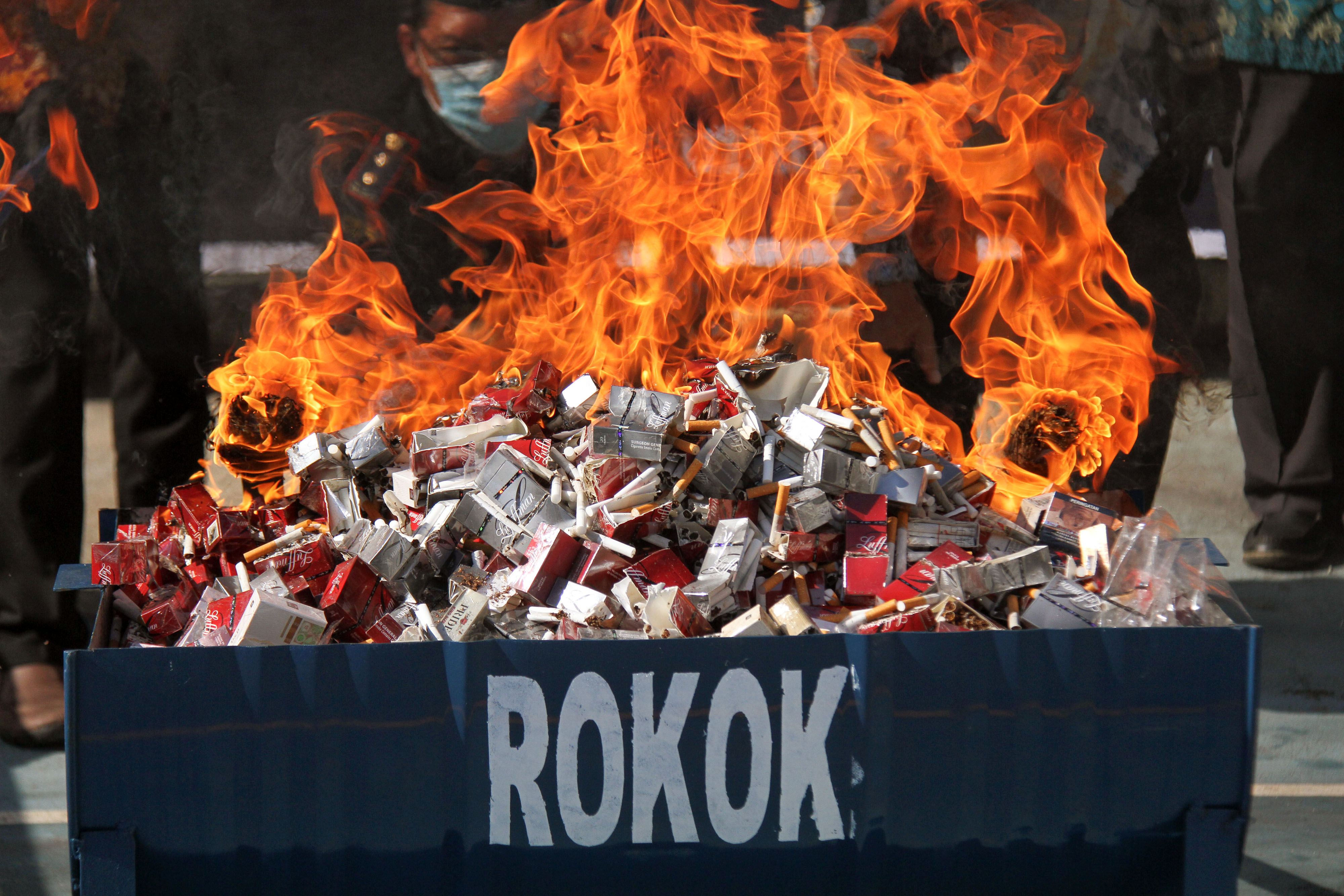 Bea Cukai Semarang Musnahkan 2,2 juta Batang Rokok Ilegal