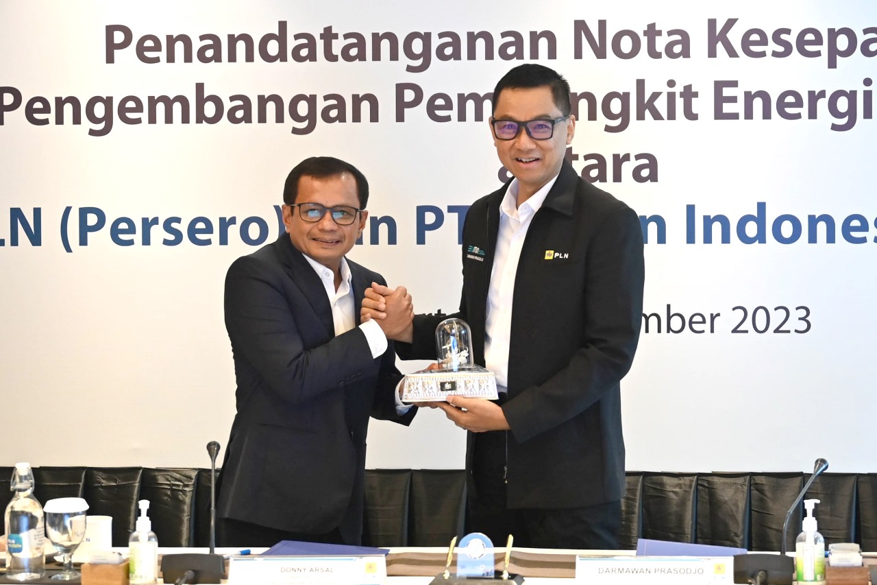 SIG dan PLN berkolaborasi mendorong penggunaan listrik berbasis EBT  di area operasi SIG sebagai upaya menurunkan emisi karbon
