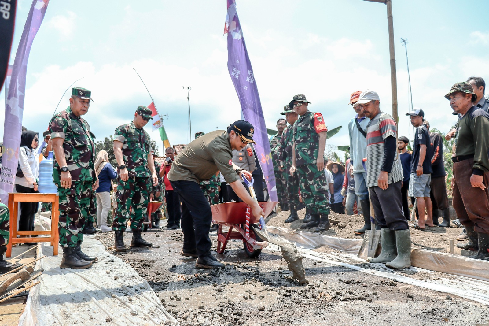 Wakil Bupati Ciamis, Yana Diana Putra didampingi Korem 062Tarumanagara Kolonel Inf Asep Sukarna dan Dandim 0613 Ciamis, membuka TMMD.