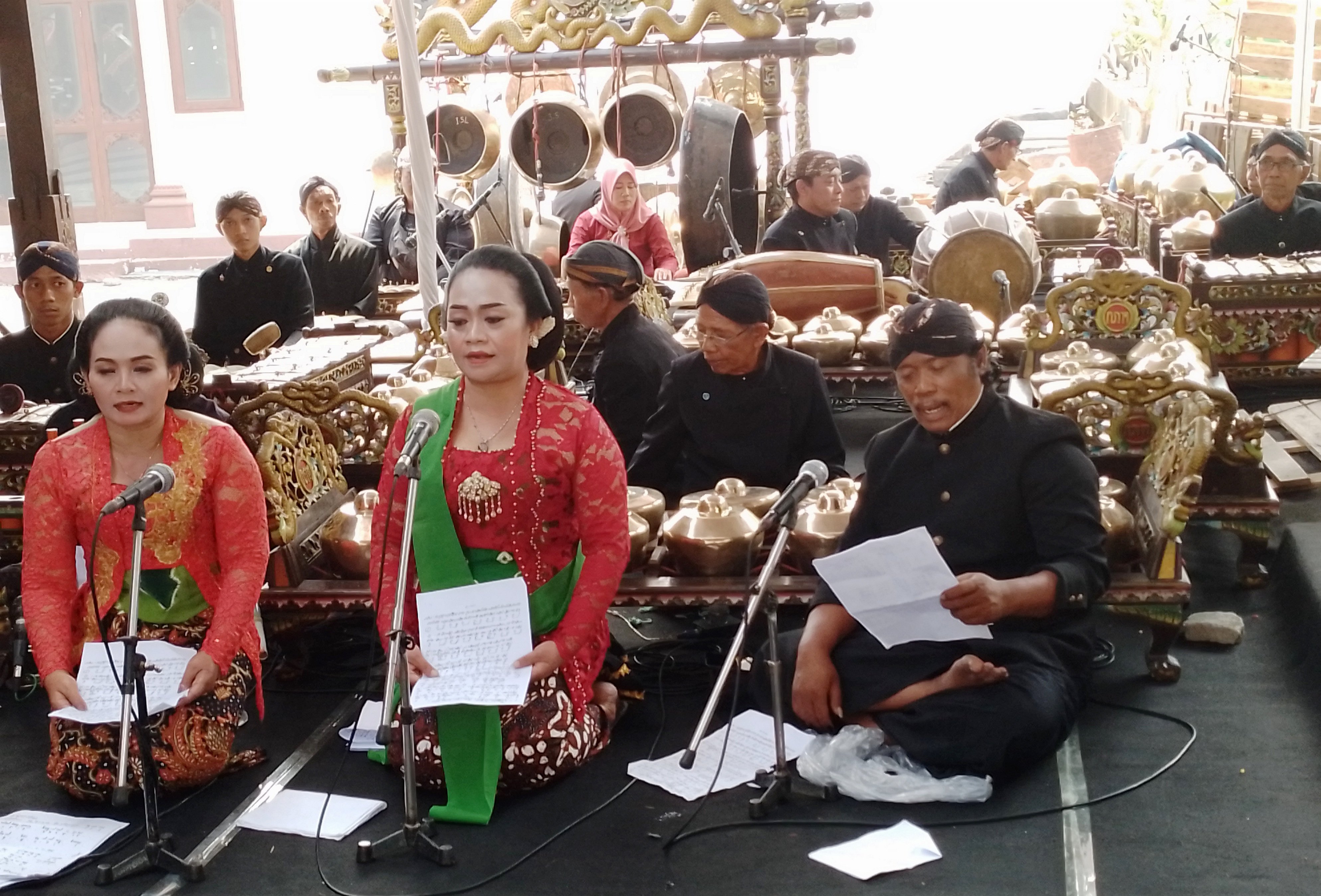 Salah satu grup seni karawitan kecamatan saat tampil di depan dewan juri