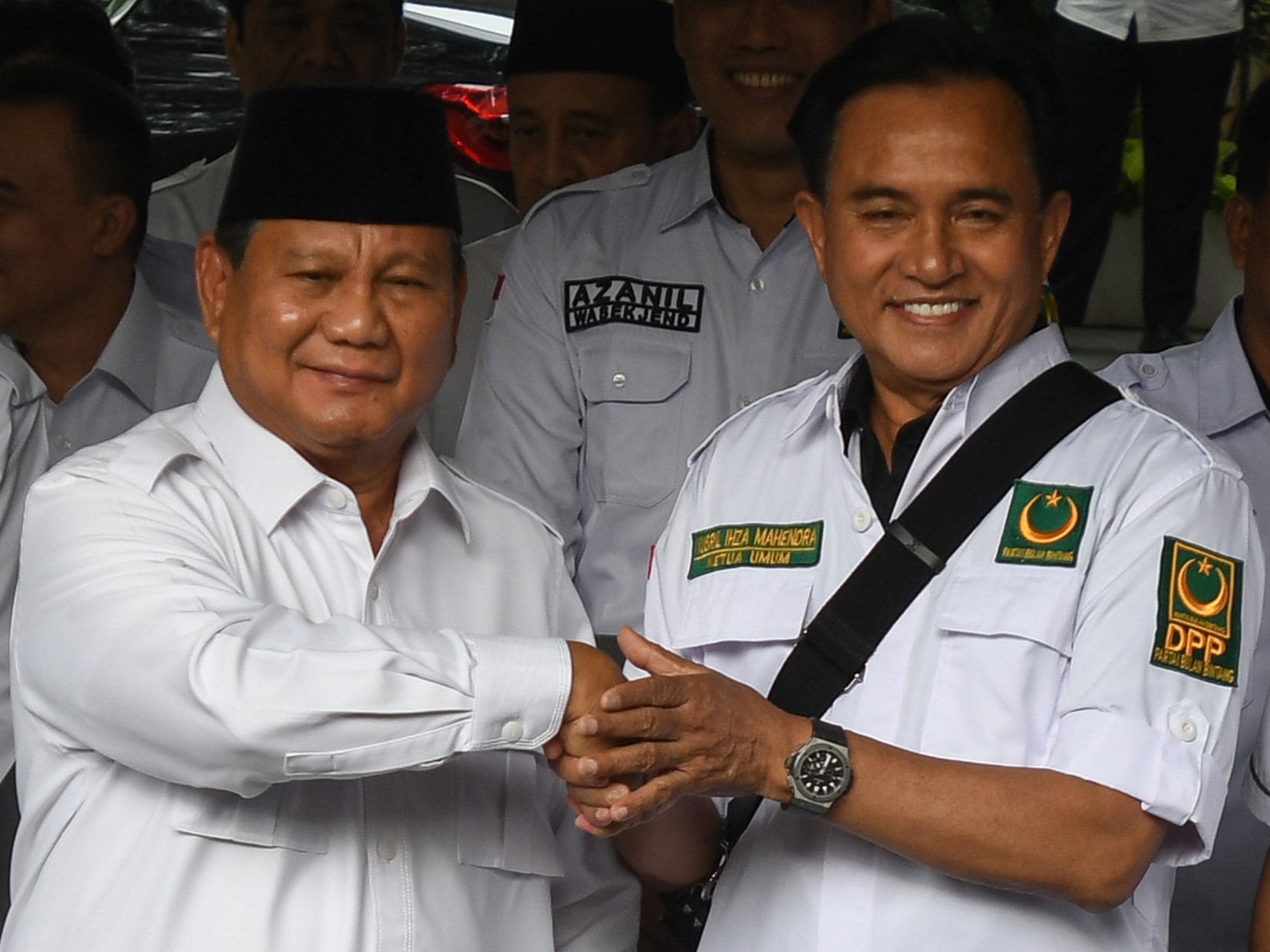 Ketua Umum Partai Gerindra Prabowo Subianto bersama Ketua Umum Partai Bulan Bintang (PBB) Yusril Ihza Mahendra.