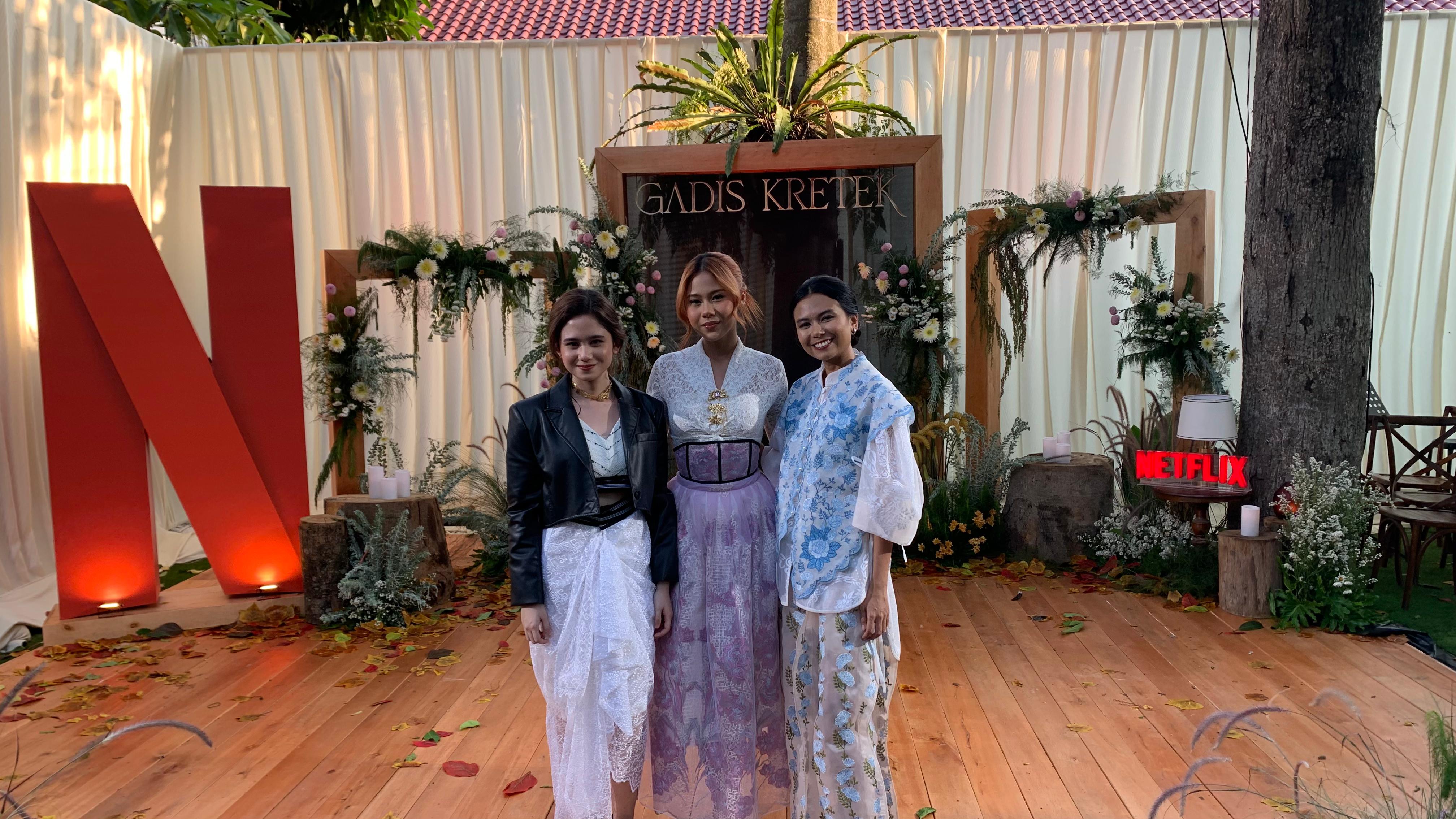 (kiri-kanan): Aktris Tissa Biani, penyanyi Nadin Amizah, dan ko-sutradara Gadis Kretek- Kamila Andini dalam konferensi pers, Jumat (29/9).