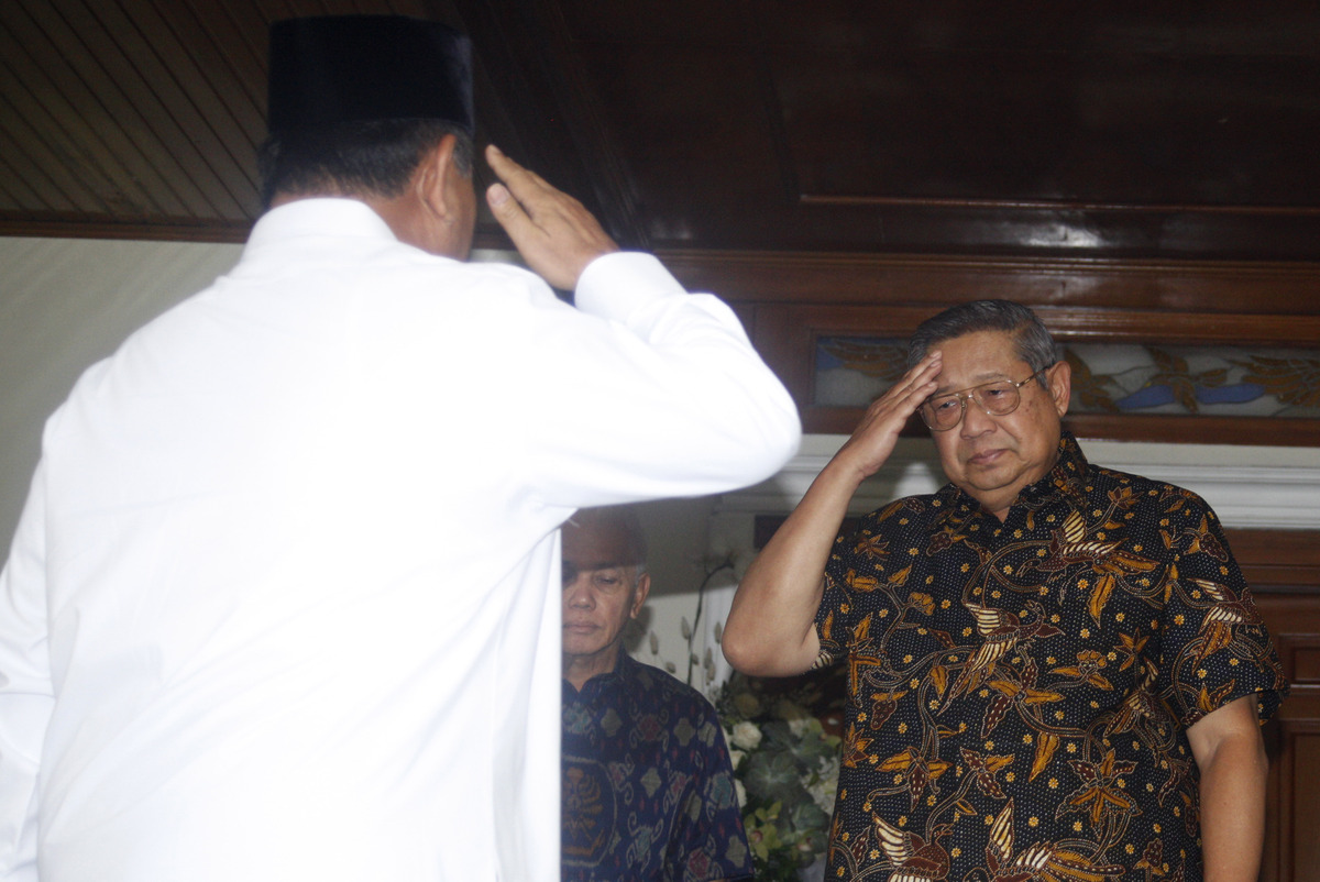 Ketua Umum Partai Gerindra Prabowo Subianto (kiri) memberi hormat kepada Presiden ke-6 RI Susilo Bambang Yudhoyono.