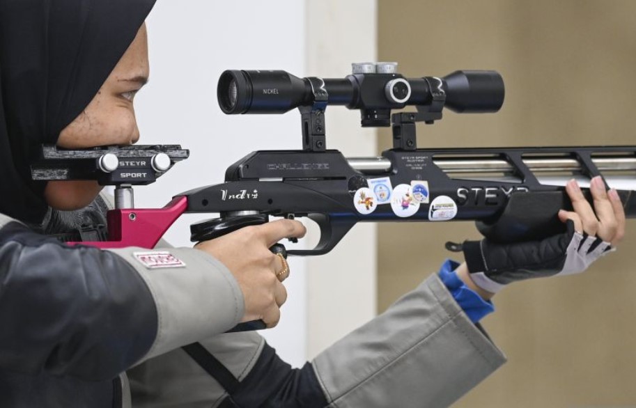 Penembak putri Indonesia Nourma Try Indriani beraksi di Asian Games 2022 di Fuyang Yinhu Sports Centre, Hangzhou, China, Kamis (28/9).
