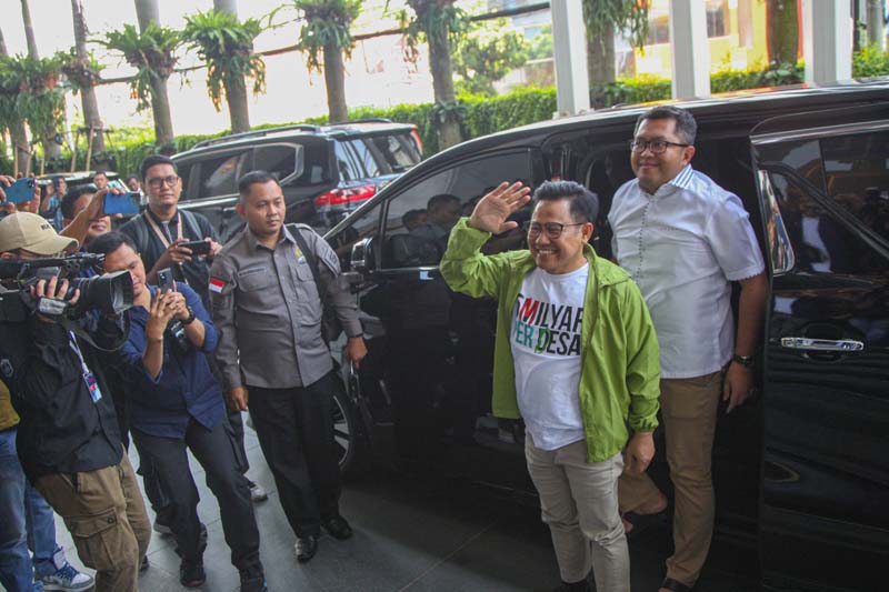 Pakar hukum tata negara menilai demokrasi Indonesia kini sekadar urusan memegang kartu truf satu sama lain.