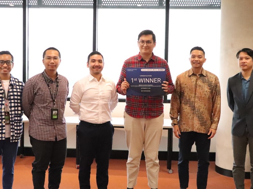Gunawan Siurudin meraih Business Innovation Scholarship senilai Rp336 juta untuk mengikuti program Master of Business Innovation.