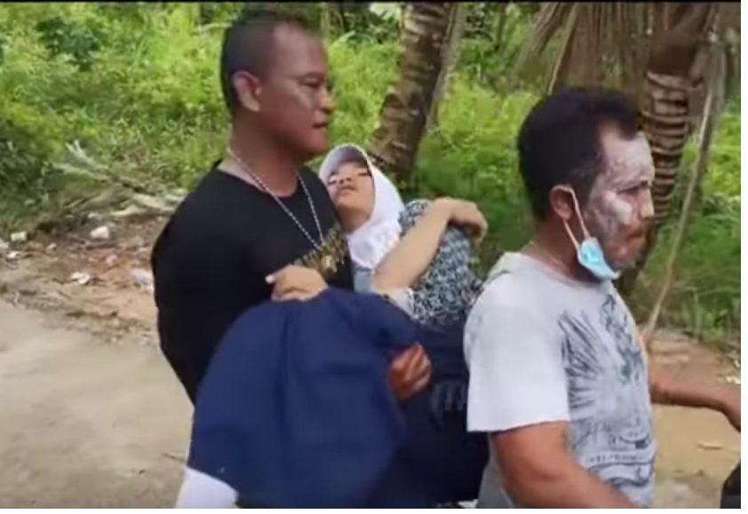 Seorang siswi pingsan saat kericuhan warga dan aparat di Pulau Rempang, Batam, Kepri, pada 7 September 2023.