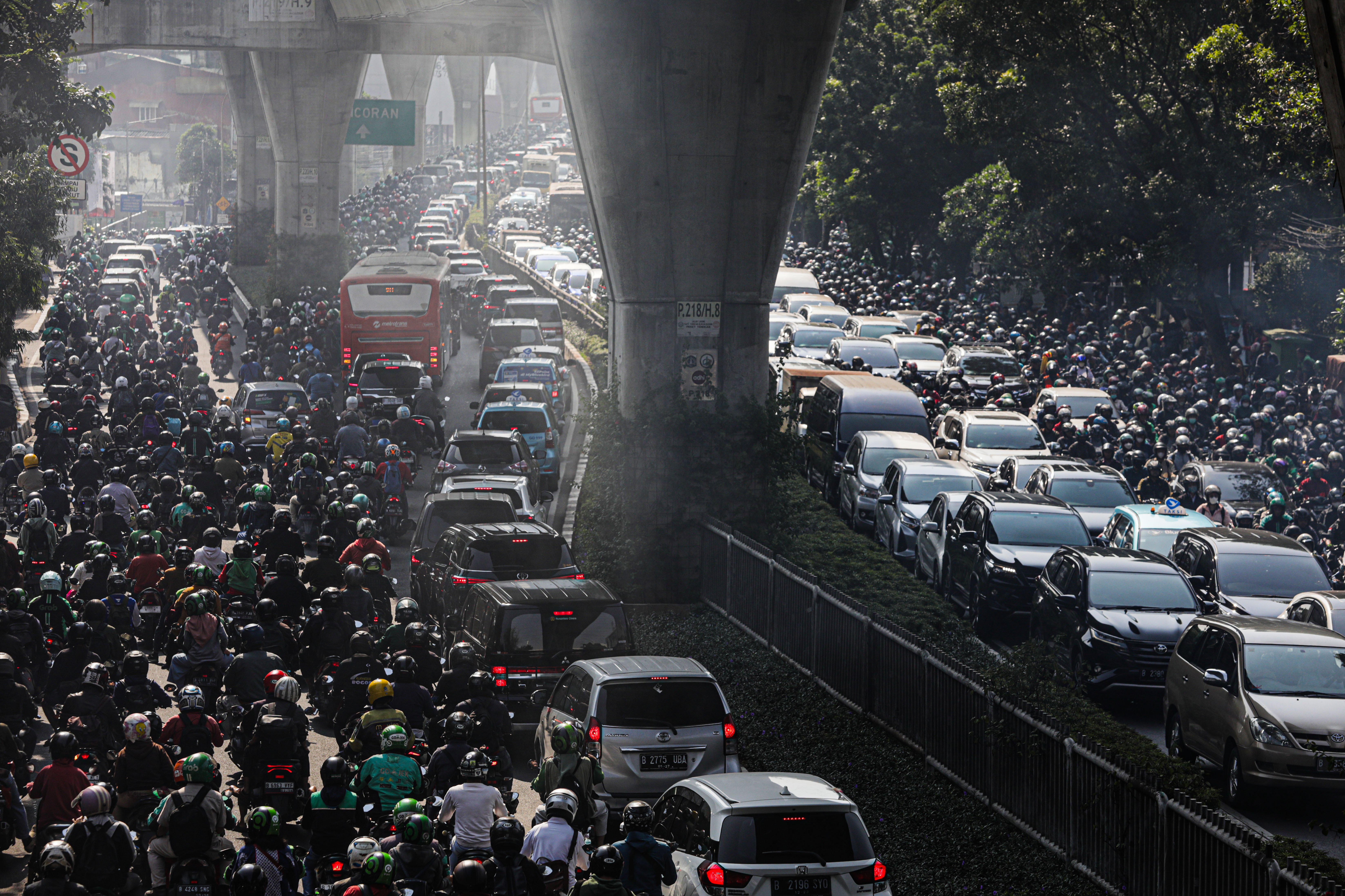 Imbas  rekayasa arus lalu lintas di DKI Jakarta selama pelaksanaan Konferensi Tingkat Tinggi (KTT) ke-43 ASEAN
