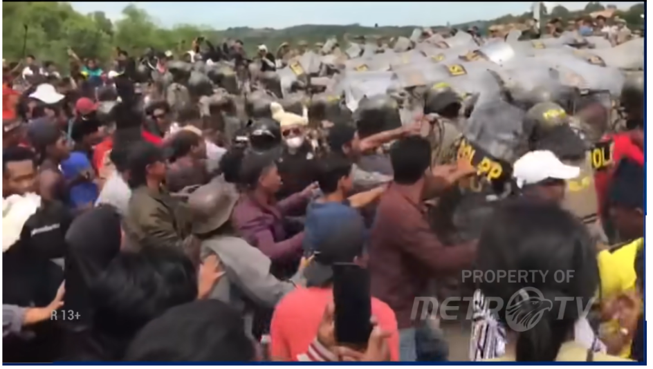 Bentrok aparat dan warga dalam penggusuran paksa di Pulau Rempang, Batam, pada Kamis (7/9).  
