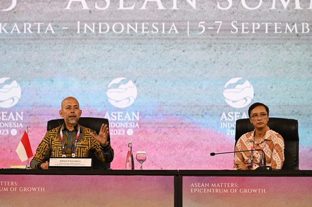 Direktur Jenderal Kerja Sama ASEAN Kementerian Luar Negeri RI, Sidharto Reza Suryodipuro (kiri).