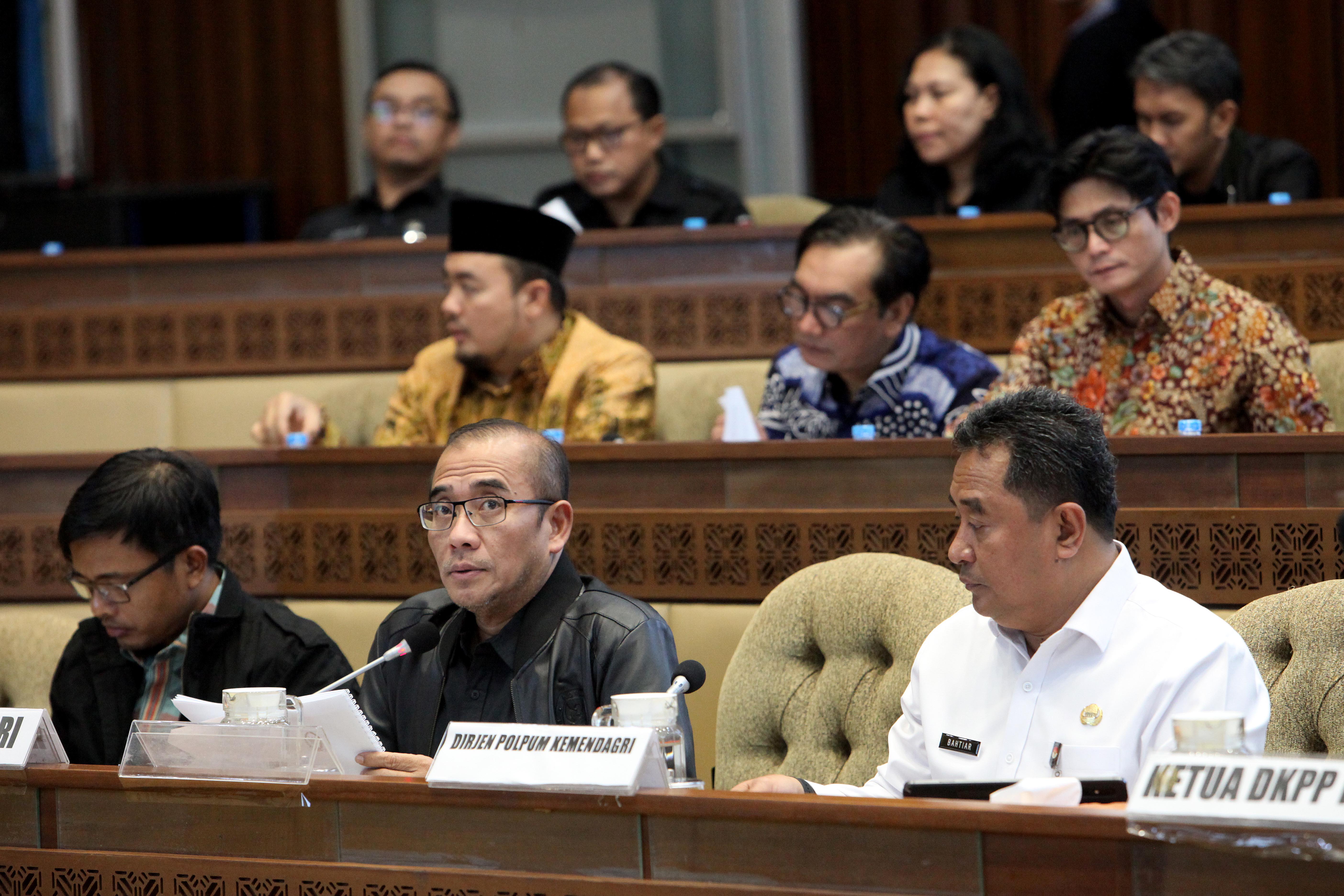 Ketua KPU Hasyim Asyari (tengah) dan Dirjen Polpum Kemendagri Bahtiar (kanan) menyampaikan paparan saat rapat konsultasi dengan DPR 
