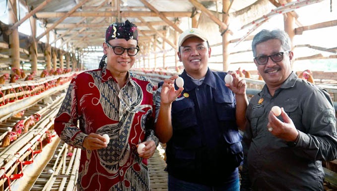 Dari kiri: Kepala BPPSDMP Kementan Dedi Nursyamsi, peternak Rizal Mahardika, dan Direktur Polbangtan Malang, Setya Budhi Udrayana.