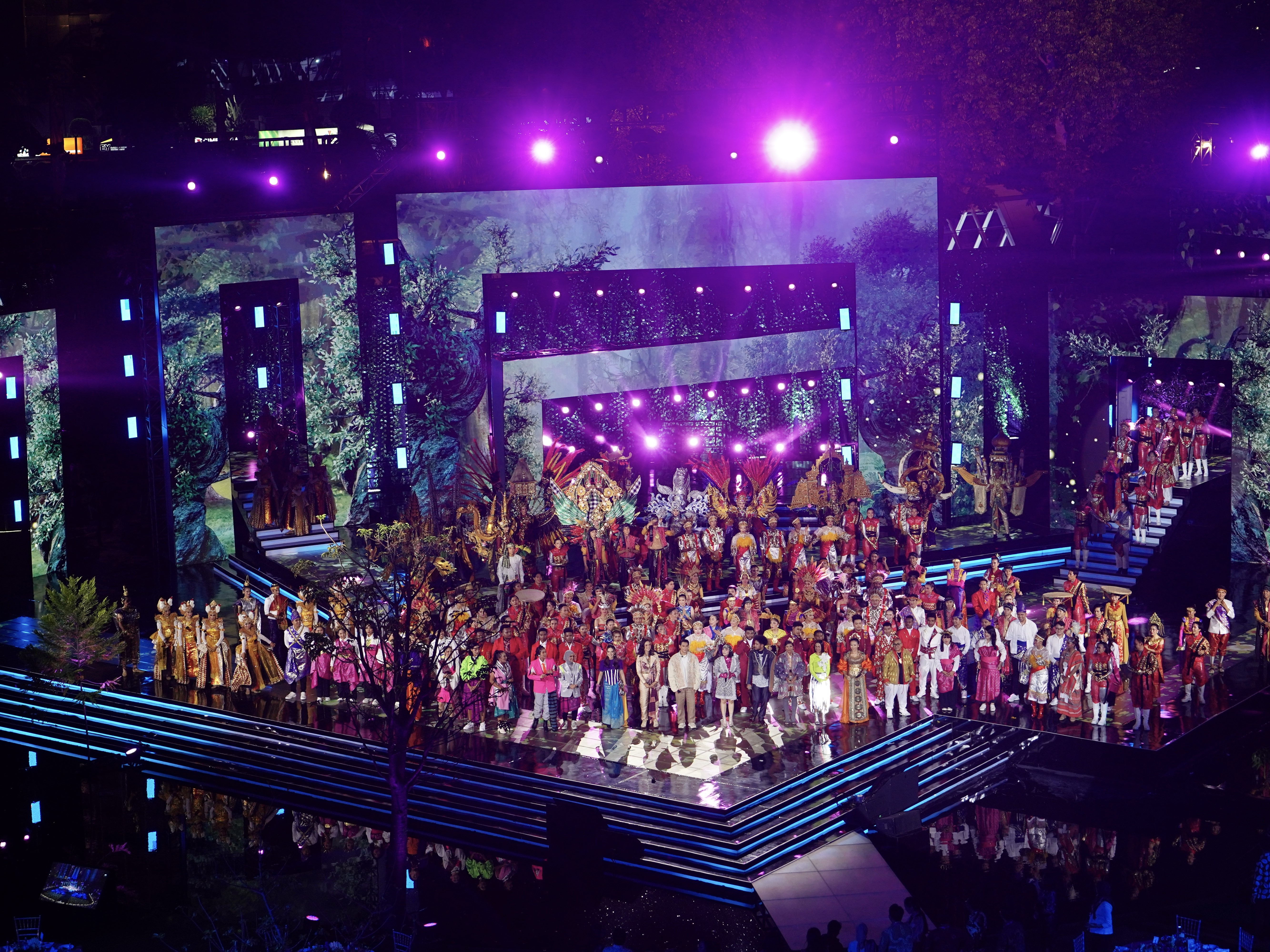 Pertunjukan tari yang memikat hati para hadirin dalam merayakan keragaman budaya dari negara-negara anggota ASEAN.