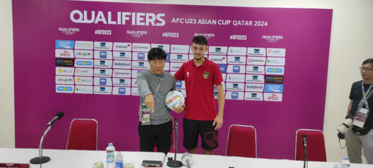 Pemain timnas Indonesia U-23 Ivar Jenner (kanan) bersama pelatih Shin Tae Yong saat konferesi pers selepas laga melawan Turkmenistan.
