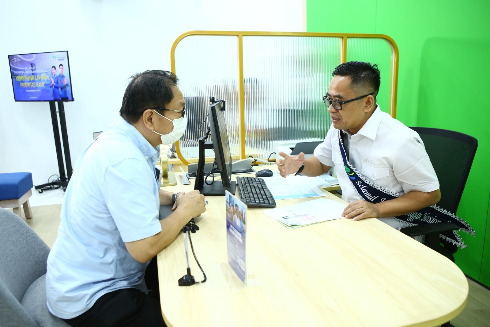 Dewan Pengawas BPJS Ketenagakerjaan H. Yayat Syariful Hidayat turun langsung ke Kantor Cabang Jakarta Salemba untuk melayani peserta.