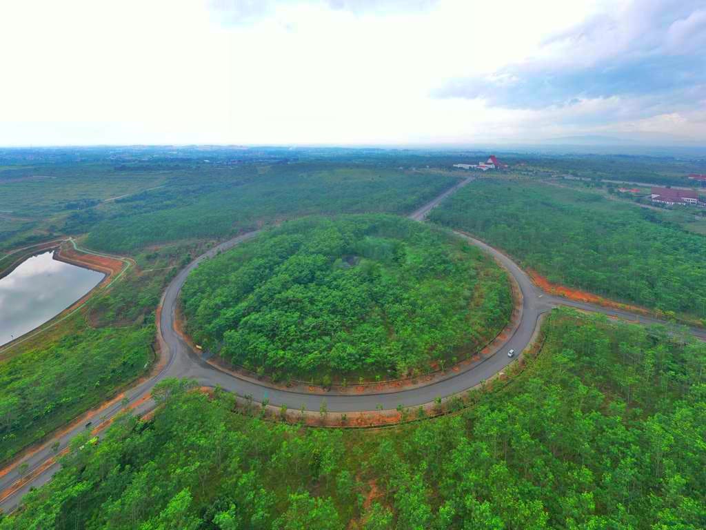 Konsep forest city di Kalimantan Selatan diwujudkan dalam  Taman Hutan Hujan Tropis Indonesia (TH2TI) di Banjarbaru.
