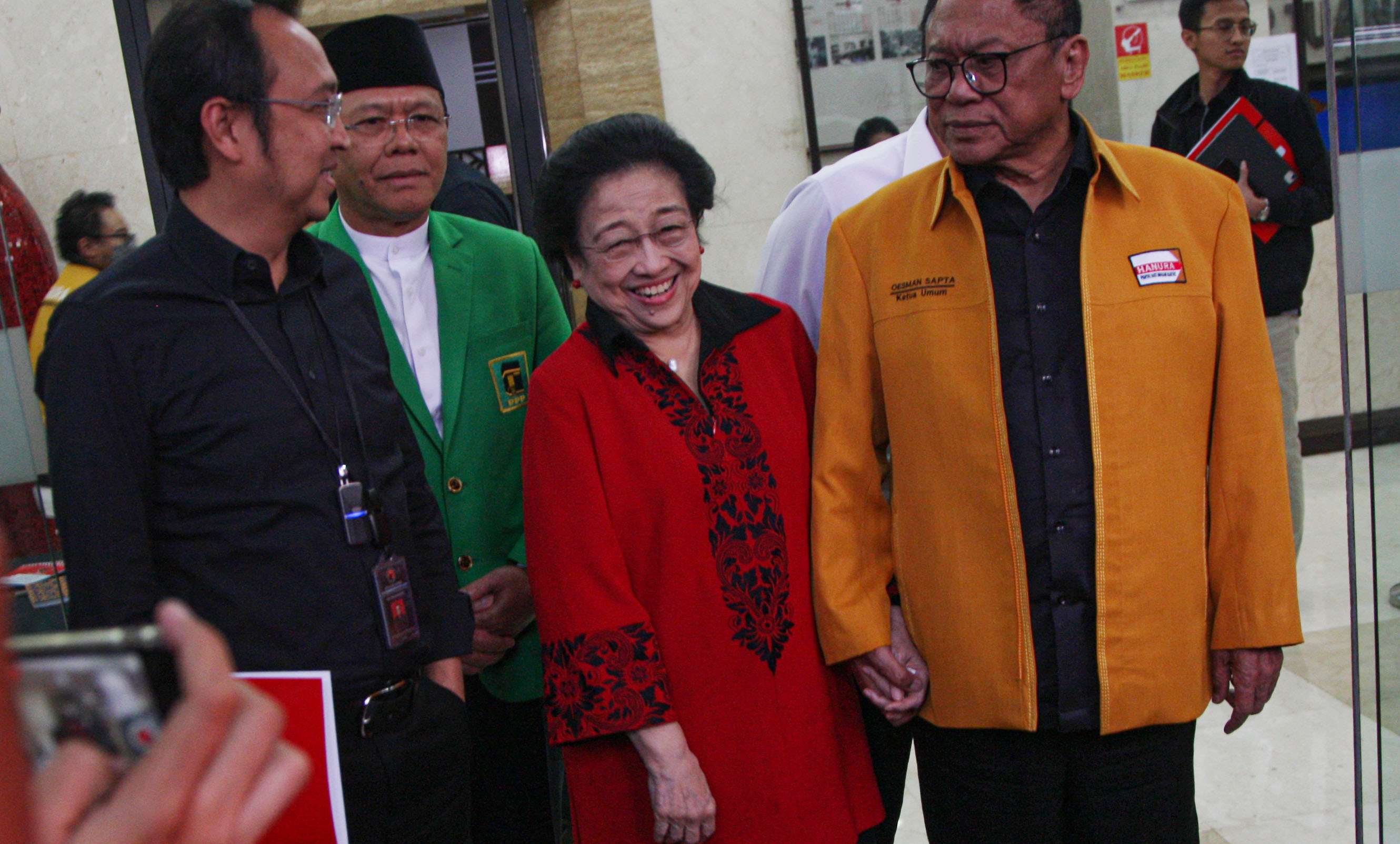 Ketua Umum PDIP, Megawati Sukarno Putri (tengah) didampingi Ketua Umum Partai Hanura, Oesma Sapta Odang (kanan), 
