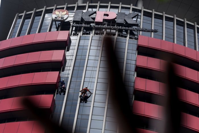 Zaenur mendesak KPK untuk menangkap buronan Harun Masiku dan mulai mengusut keterlibatan politisi lain dalam kasus dugaan suap PAW.