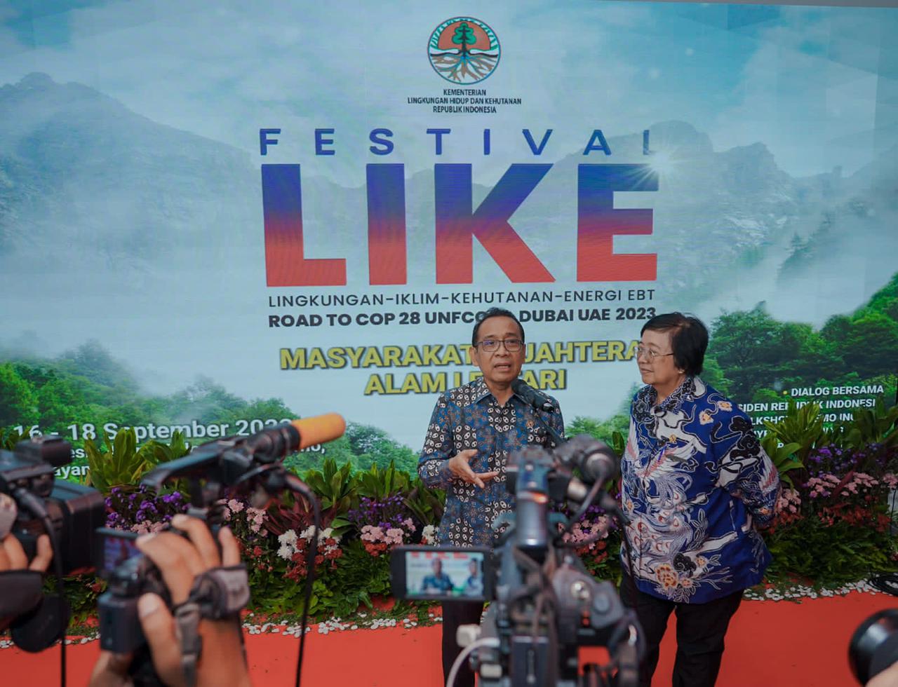 Mensesneg Pratikno dan Menteri LHK Siti Nurbaya saat Festival LIKE di Jakarta. 