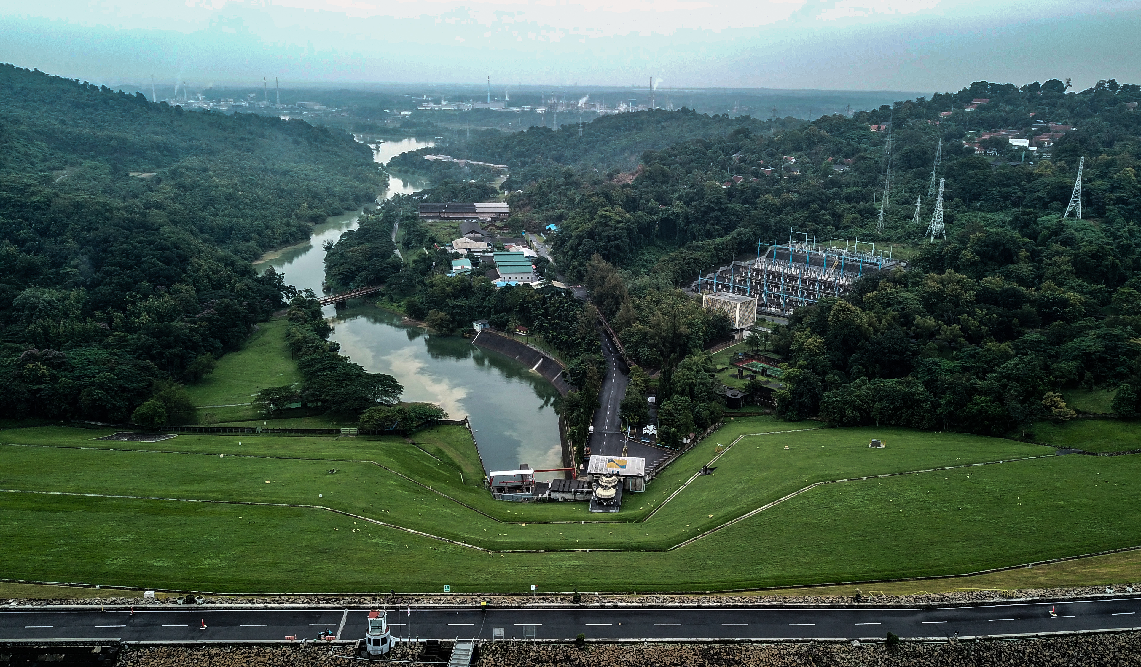  Gardu Induk Pembangkit Listrik Tenaga Air Bendungan Jatiluhur, Purwakarta, Jawa Barat, Jumat (26/2/2021).
