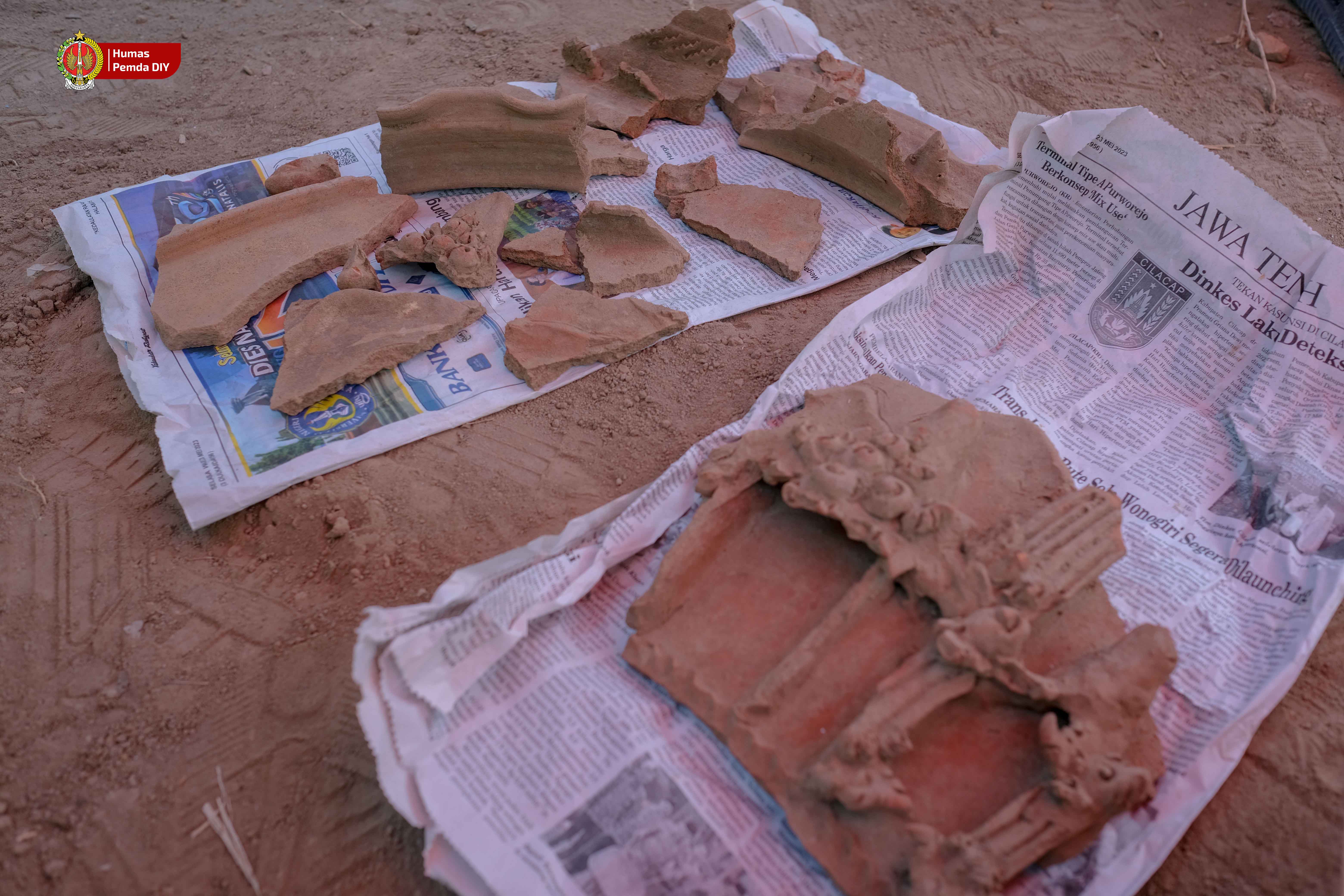 Fragmen gerabah wadah air tanpa tutup berukir peninggalan Majapahit pada abad XIII.