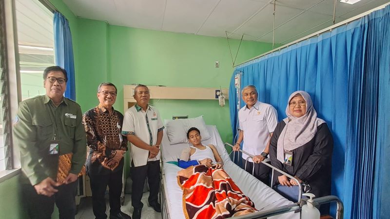 Kepala BPJS Ketenagakerjaan Palembang Moch Faisal dan Ketua Koni Musi Banyuasin Marjoni Khalik menjenguk atlet bermotor Andre Yoza 