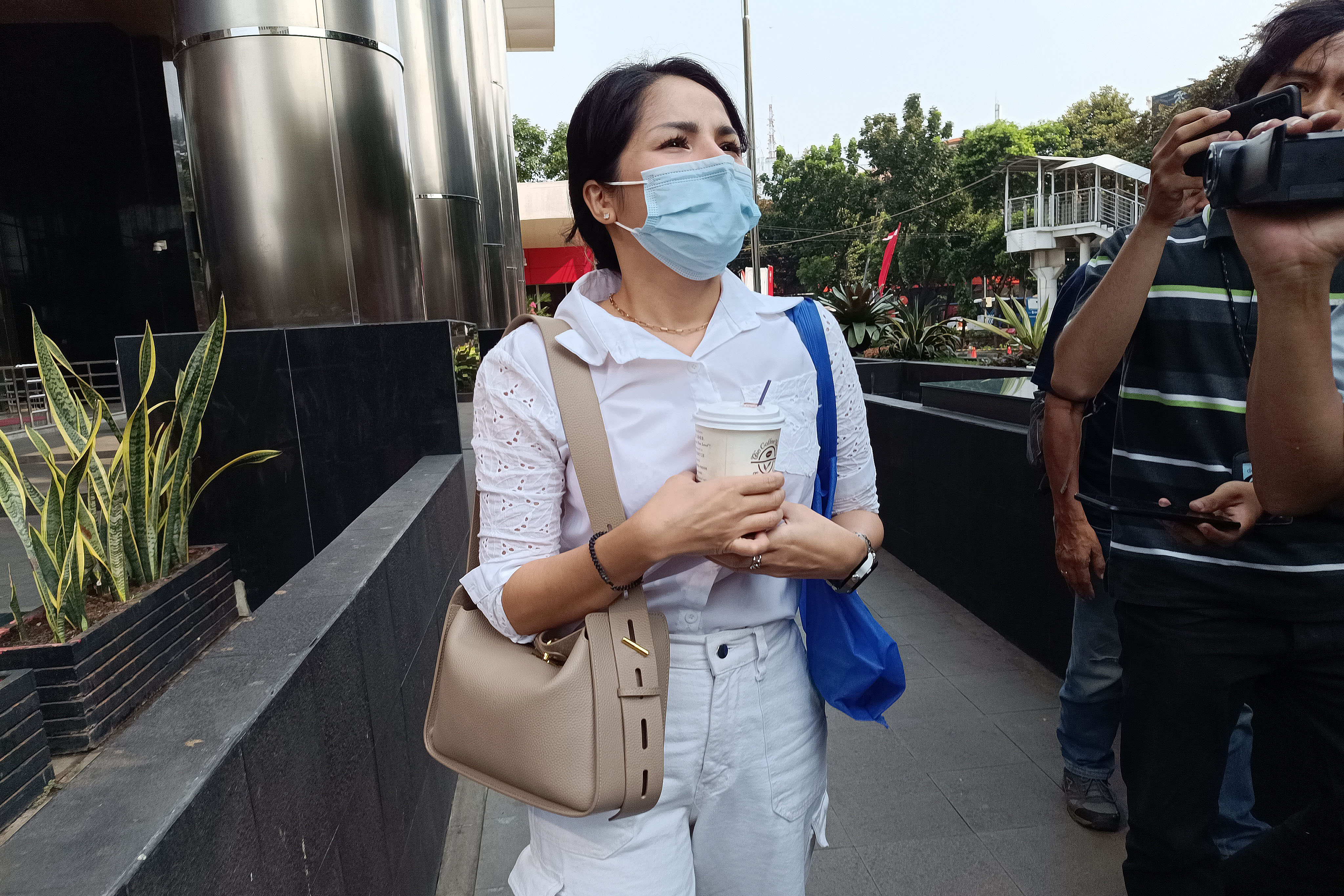 Windy Yunita Bastari Usman atau Windy Idol berjalan keluar dair kantor KPK usai menjalani pemeriksaan, 15 Agustus lalu. 