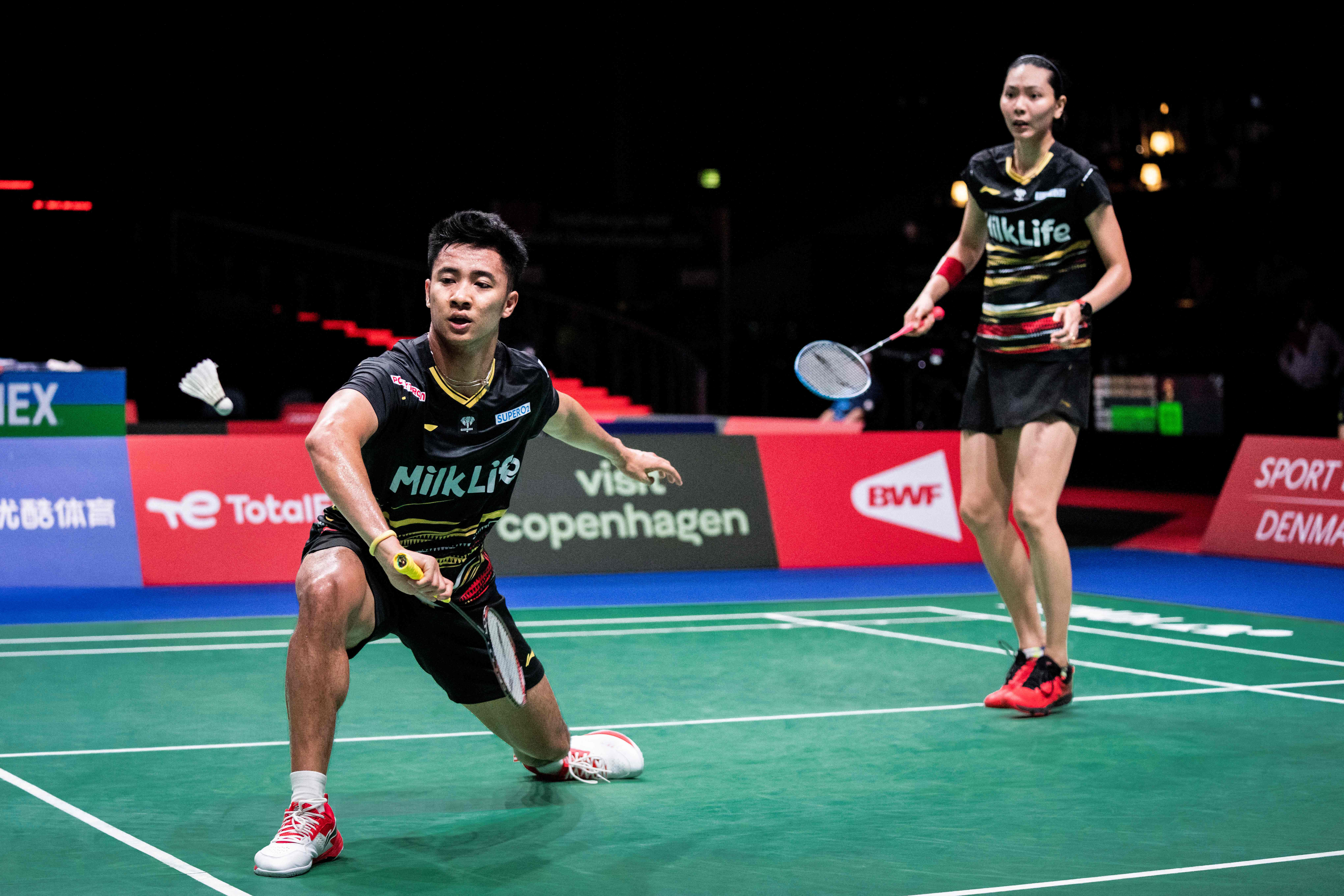 Ganda campuran Indonesia, Dejan Ferdinansyah dan Gloria Emanuelle Widjaja.