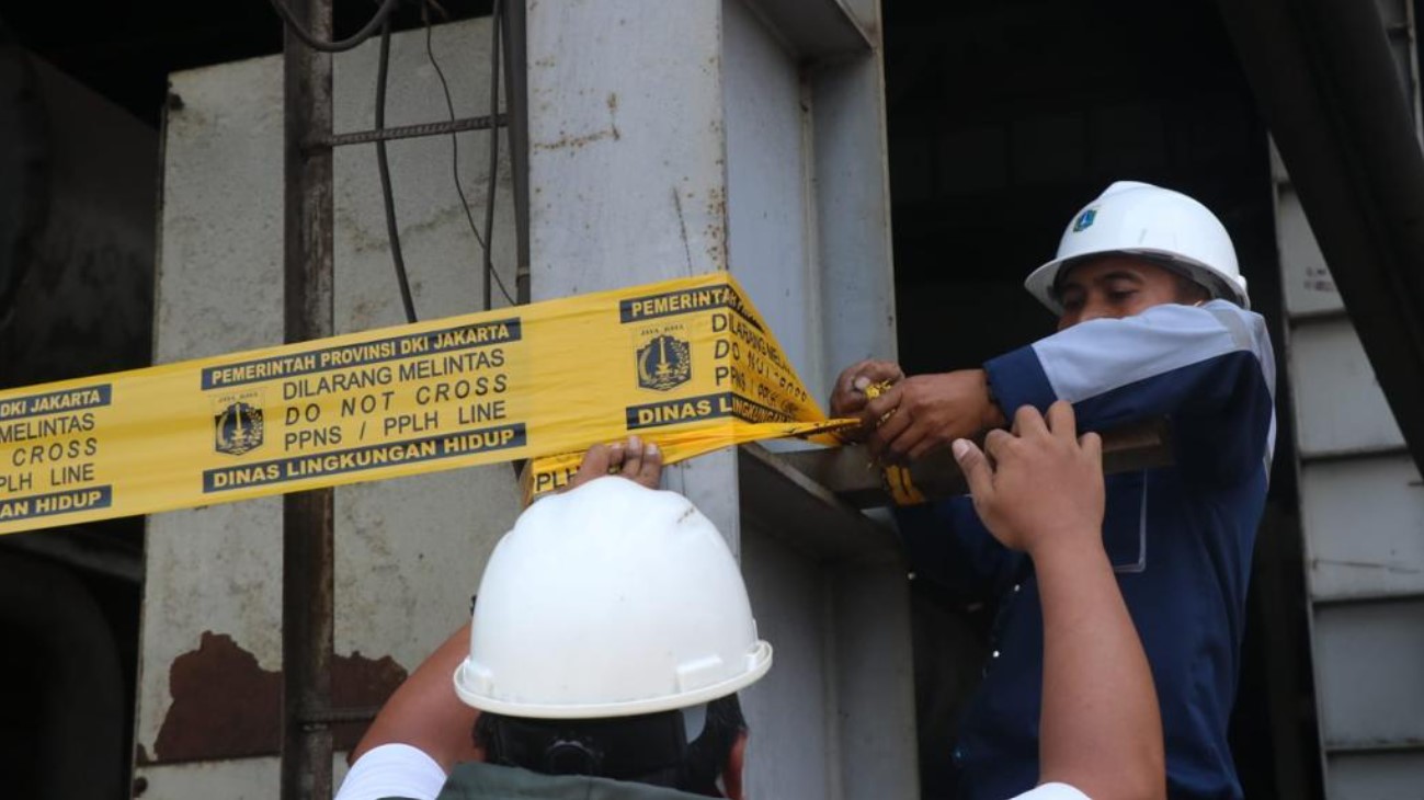 Petugas menyegel cerobong perusahaan peleburan baja PT Jakarta Central Asia Steel.