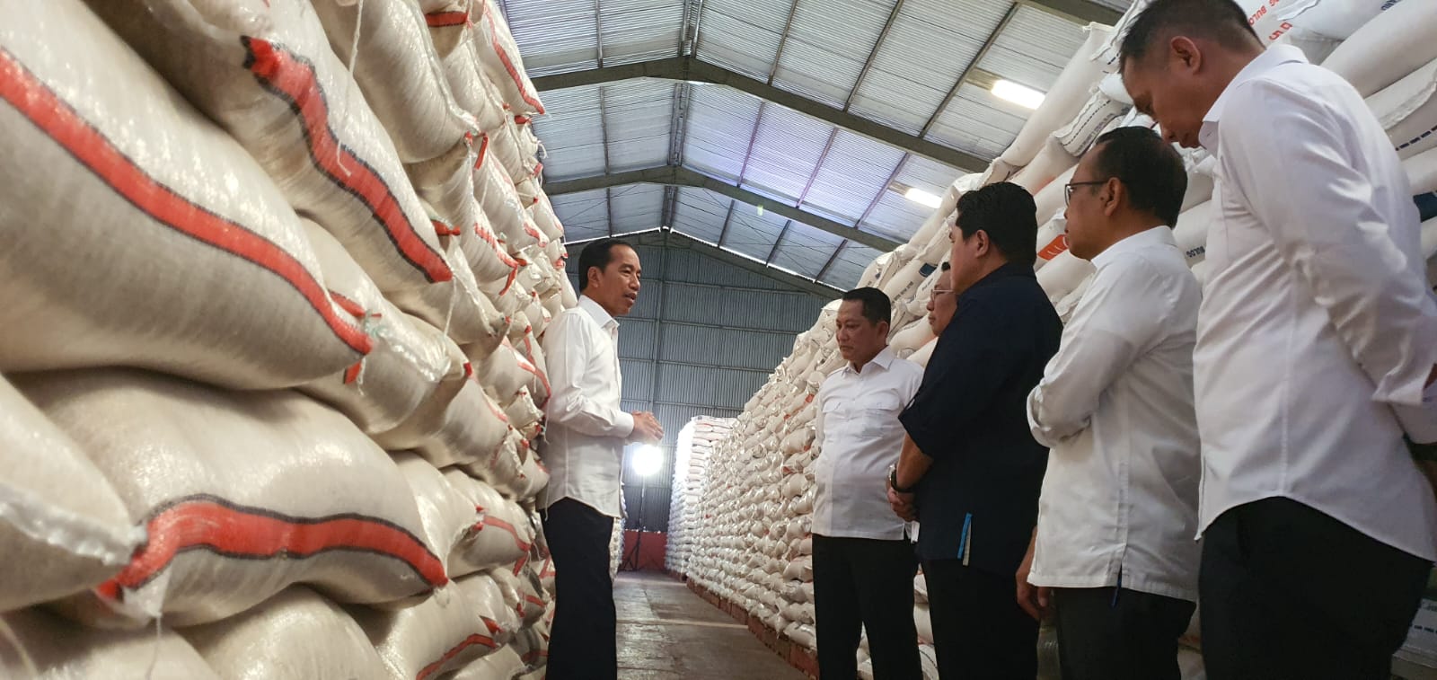 Cek Ketersediaan Beras, Jokowi Sebut Pemerintah Salurkan Bantuan Pangan Antisipasi Inflasi