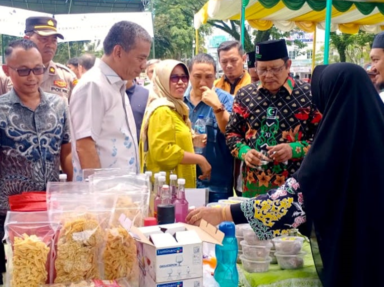 Sekda Pemko Binjai Irwansyah Nasution bersama Ketua MW KAHMI Sumut Rusdi Lubis mengunjungi UMKM Expo.