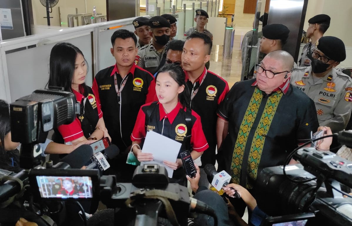 Kate Victoria Lim (tengah) didampingi pengacaranya Razman Arif Nasution.