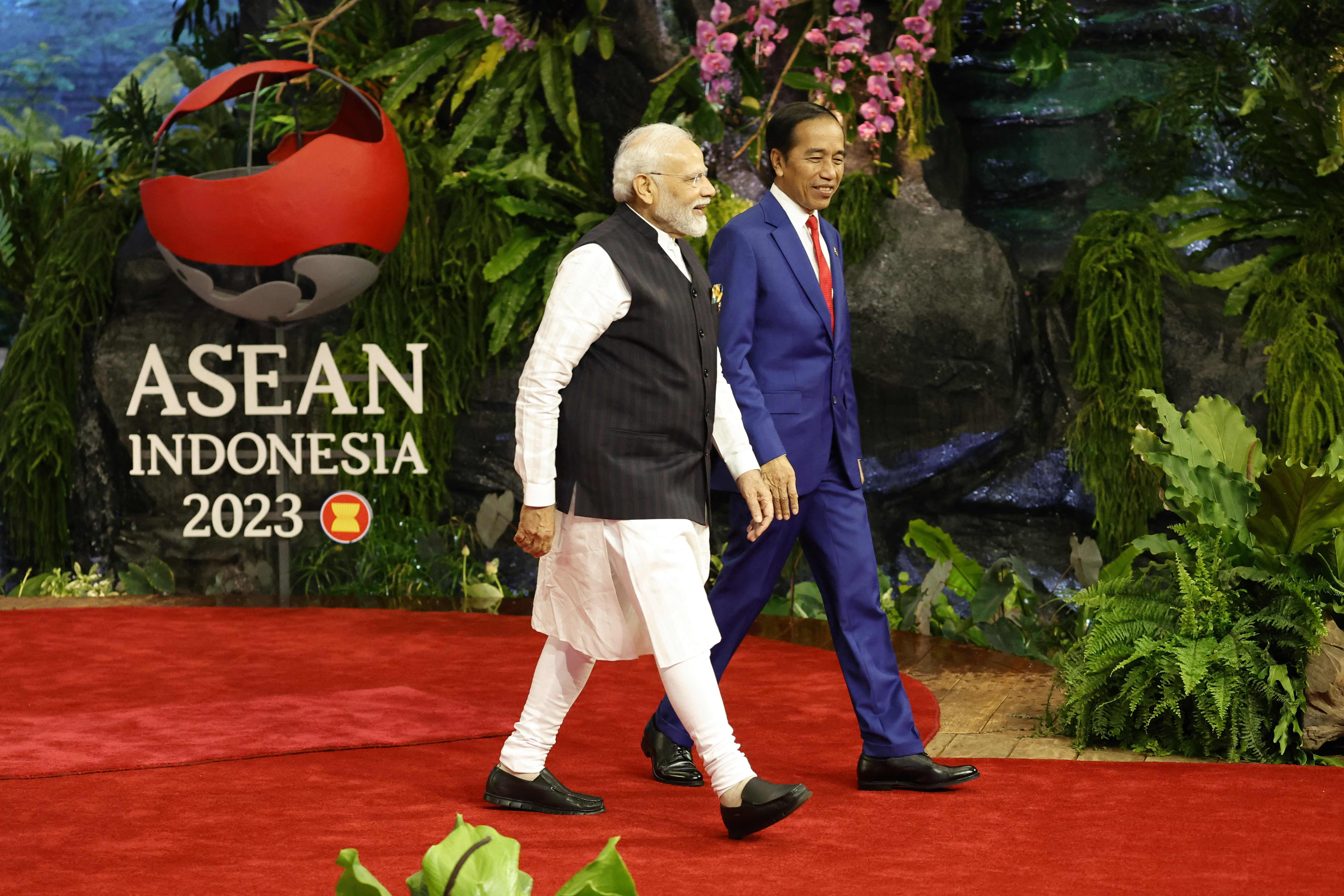Presiden Jokowi (kanan) dan Perdana Menteri India Narendra Modi.