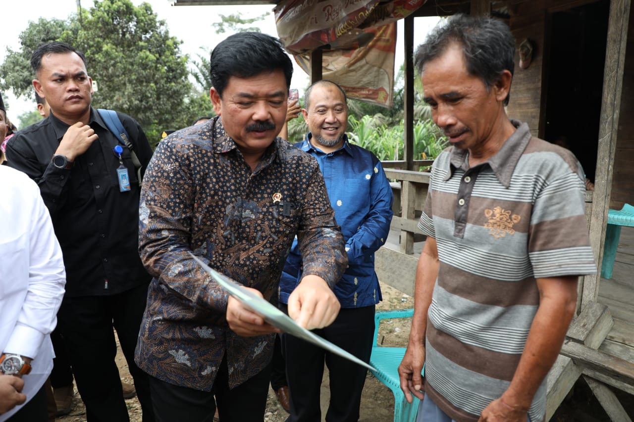 Menteri ATR/BPN meneyrahkan sertifikat tanah kepada warga Anak Suku Dalam di Sumatra Selatan