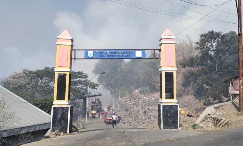 Tempat pembuangan akhir (TPA) Pesalakan di Desa Pegongsoran yang terbakar sampai saat ini belum juga padam. 