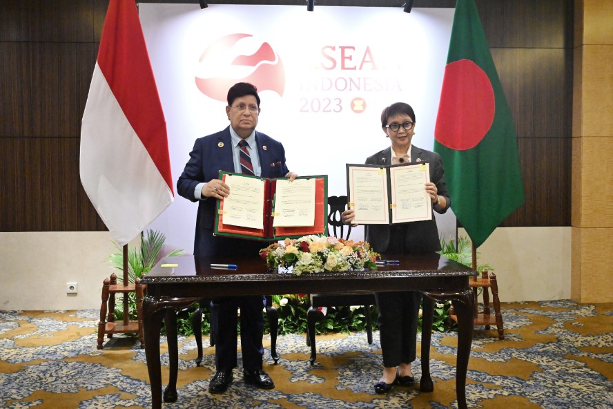 Menteri Luar Negeri Retno Marsudi (kanan) bersama Menlu Bangladesh Abdul Momen.