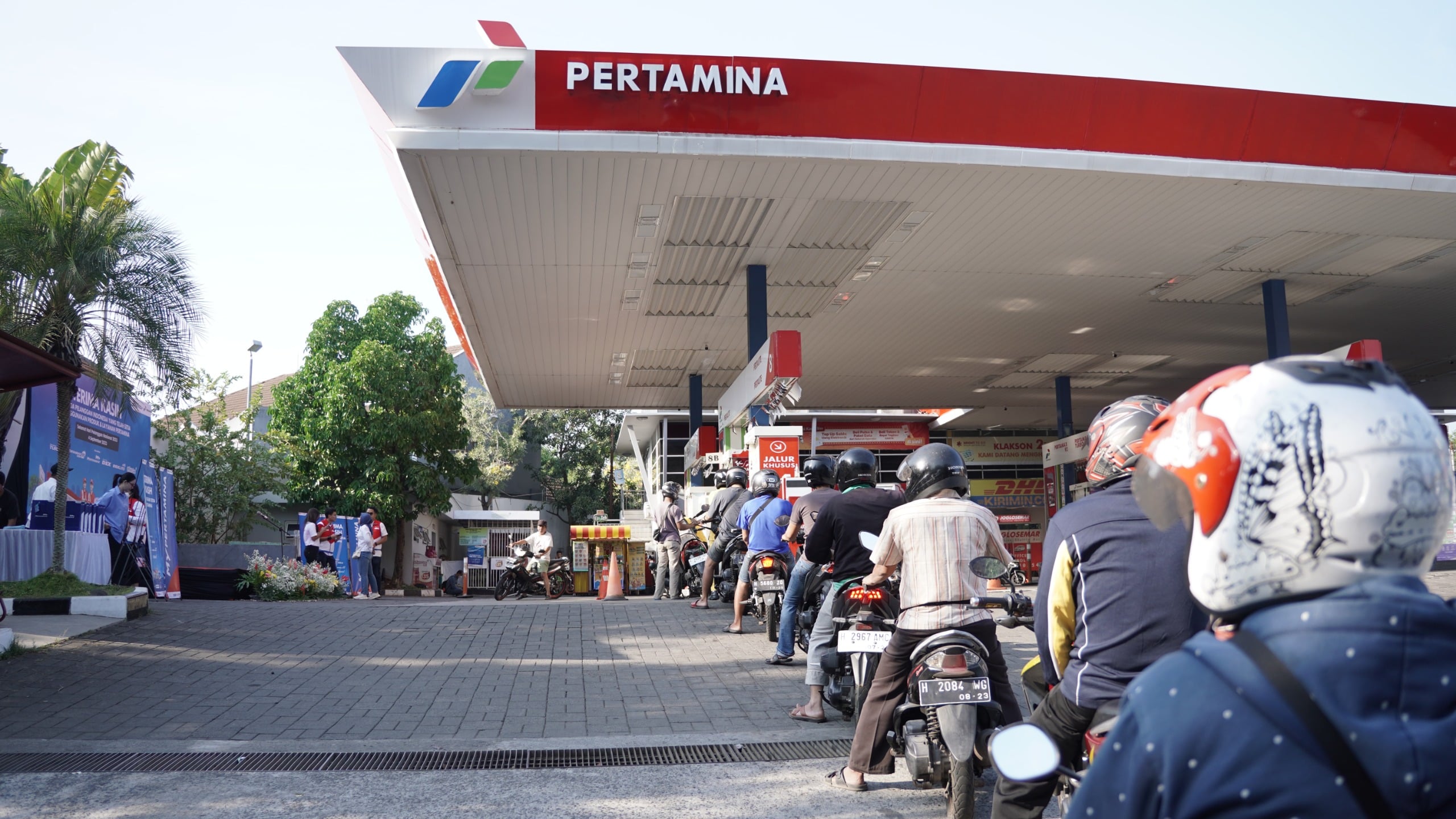 Antrian kendaraan roda dua mengantre di SPBU Pertamina