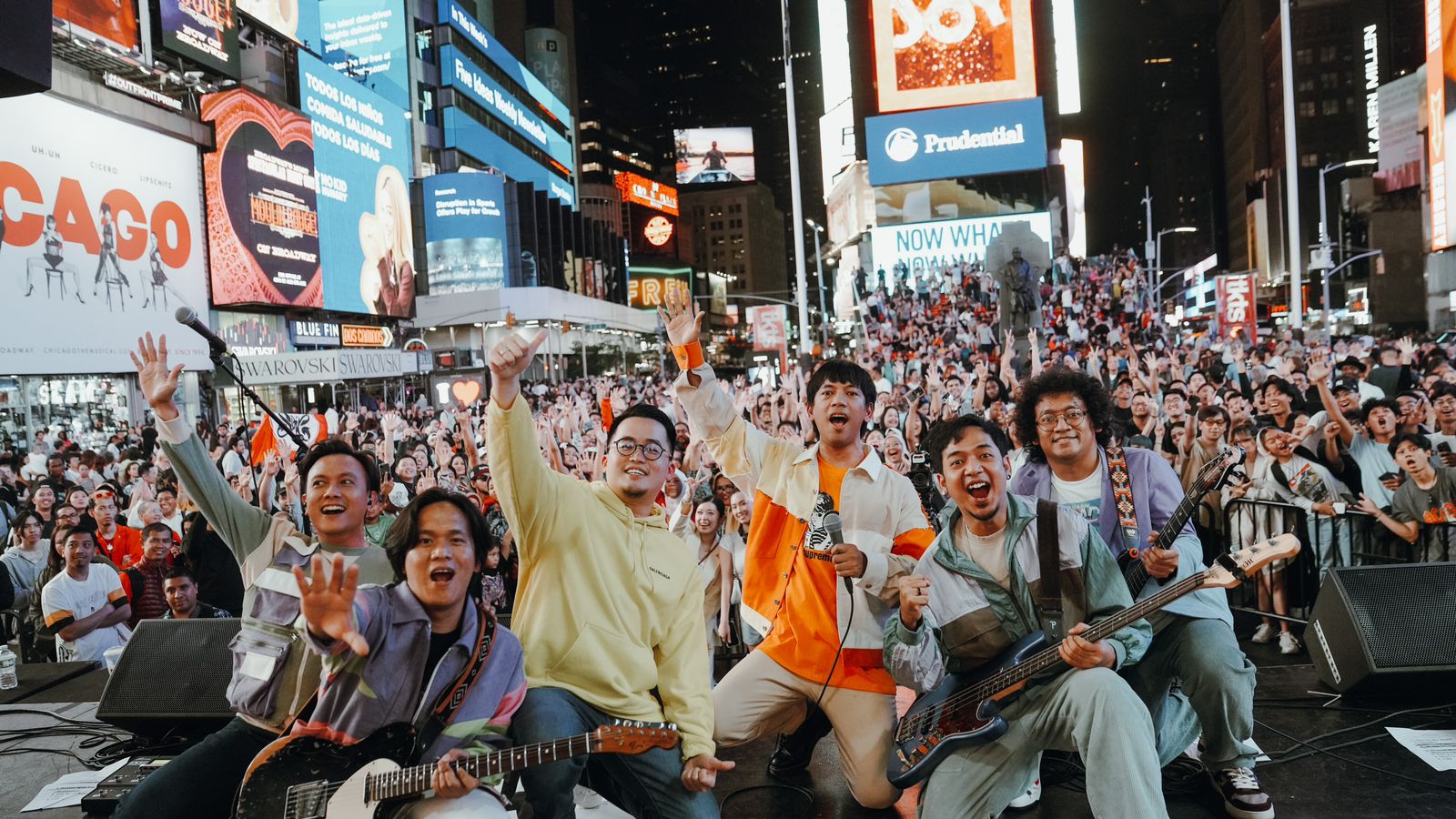 Ketua Angkatan Muda Pembaruan Indonesia (AMPI) Abraham Sridjaja bersama D'Masiv di Times Square New York, AS
