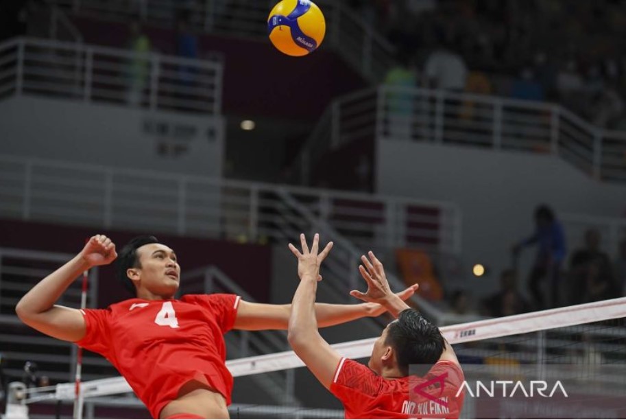 Pebola voli putra Indonesia Hendra Kurniawan (kiri) bersiap melakukan spike di laga Asian Games 2022.