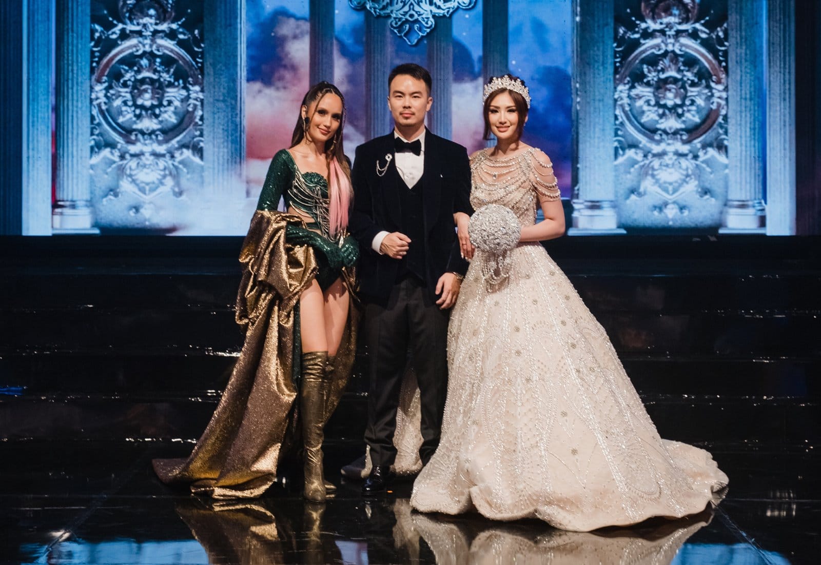 Cinta Laura bersama mempelai Bill Aristo dan Nadya Astrella Juliana 